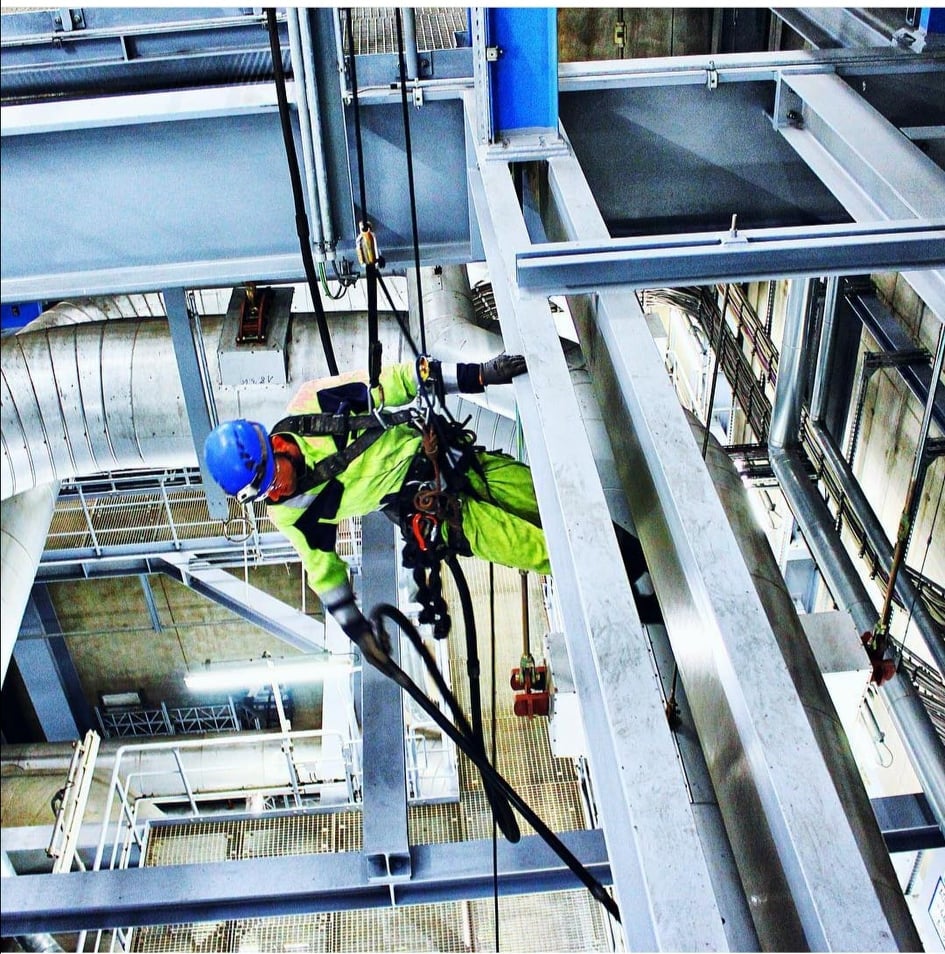 Seilgestützter Zugang zur Reinigung einer Industriehalle